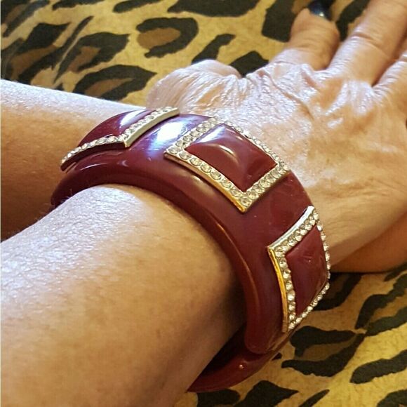 💄💋SOLD! 💋💄Cranberry Colored Bangle Bracelet💜 - Picture 2 of 4